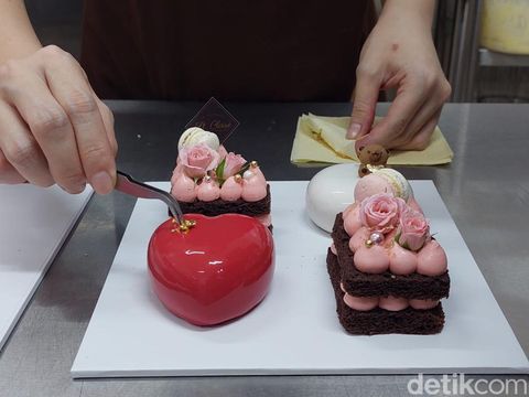 Hari ini merupakan hari valentine. Banyak orang menyiapkan hadiah untuk orang terkasih. Tidak hanya cokelat atau bunga, cake manis yang penuh glaze juga bisa menjadi pilihan.