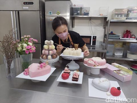 Hari ini merupakan hari valentine. Banyak orang menyiapkan hadiah untuk orang terkasih. Tidak hanya cokelat atau bunga, cake manis yang penuh glaze juga bisa menjadi pilihan.