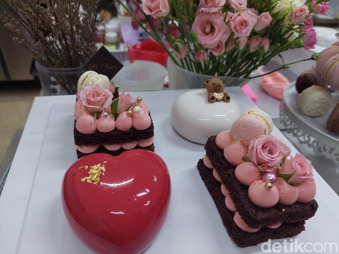 Hari ini merupakan hari valentine. Banyak orang menyiapkan hadiah untuk orang terkasih. Tidak hanya cokelat atau bunga, cake manis yang penuh glaze juga bisa menjadi pilihan.