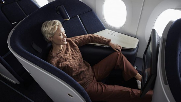 Finnair mengambil inspirasi dari tempat duduk ruang tamu biasa dan menciptakan lingkungan perumahan. Kursi dirancang untuk memaksimalkan kenyamanan, ruang, dan kebebasan bergerak selama penerbangan jarak jauh, kata maskapai. Finnair mengambil inspirasi dari tempat duduk ruang tamu biasa dan menciptakan lingkungan perumahan. Kursi dirancang untuk memaksimalkan kenyamanan, ruang, dan kebebasan bergerak selama penerbangan jarak jauh, kata maskapai.