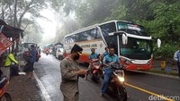 Sejumlah kendaraan berhenti saat penutupan ruas jalan Trenggalek-Ponorogo, Trenggalek, Jawa Timur, Senin (14/2/2022).  