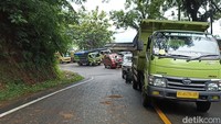 Menurutnya saat ini tanah longsor di KM 16,4 telah berhasil dibersihkan, sedangkan pada KM 16,5 masih dalam proses penanganan. Pembersihan titik ini masih sempat tersendat karena harus menunggu perbaikan kabel listrik PLN.   