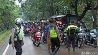 Kanit Kamsel Satlantas Polres Trenggalek Aiptu Ali Wibowo mengatakan, sebaran titik longsor berada di kilometer 16,4, kilometer 16,5 dan tiga titik berada kilometer 17. Volume longsor bervariasi mulai sedang hingga berat.   
