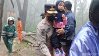 Sebelumnya, hujan deras yang terjadi lebih dari lima jam mengakibatkan bencana tanah longsor di ruas jalan nasional Trenggalek-Ponorogo pada pukul 2.00 WIB. Timbunan material longsor berupa tanah bercampur batu dan pepohonan menutup total badan jalan.