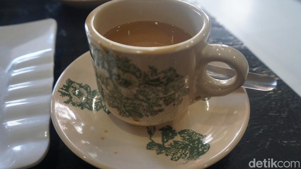 Kami memesan kopi susu panas untuk memulai pagi. Aroma kopi susu hangat begitu semerbak memenuhi rongga hidung. Tak sabar kami dibuat ingin segera menyicipinya. Begitu seruputan pertama mendarat di dalam mulut, rasanya begitu nikmat. Kami memesan kopi susu panas untuk memulai pagi. Aroma kopi susu hangat begitu semerbak memenuhi rongga hidung. Tak sabar kami dibuat ingin segera menyicipinya. Begitu seruputan pertama mendarat di dalam mulut, rasanya begitu nikmat.