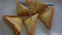 Sebagai teman minum kopinya, kami juga memesan roti panggang dengan isian selai sarikaya. Menyusul kemudian sepotong roti panggang sarikaya masuk ke mulut, rasanya pas sekali sebagai teman minum kopi.