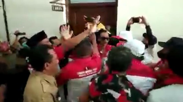 Terjadi kericuhan saat LSM LIRA mendatangi Kantor DPRD Kota Probolinggo, sekitar pukul 11.00 WIB. Maka dari itu, polisi melakukan olah TKP.