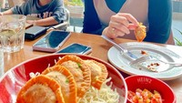 Pastel goreng dengan cocolan sambal dabu-dabu tengah jadi santapan Fairuz. Ia pun menunjukkan pastel goreng yang tengah dilahapnya. Sederhana tapi terlihat lezat.  Foto: Instagram @sonnyseptian
