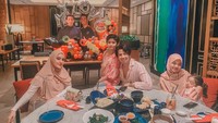 Karena sedang tinggal terpisah, Fairuz dan Sonny terkadang melakukan panggilan video sekedar untuk melepas rindu.  Foto: Instagram @sonnyseptian