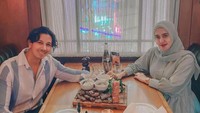  Kali ini tidak makan bersama anak-anaknya. Sonny dan Fairuz tengah kencan di restoran steak. Momen romantis seperti ini harus tetap dilakukan meskipun sudah menikah.  Foto: Instagram @sonnyseptian
