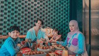 Sonny dan Fairuz juga kerap mengajak anak-anak untuk makan di restoran. Seperti momen asyik staycation sambil makan di restoran ini.  Foto: Instagram @sonnyseptian