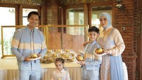 Namun kini momen makan bersama tampaknya harus berhenti sesaat karena Sonny Septian dan dua anaknya terkonfirmasi positif Covid-19. Sonny dan Fairuz pun harus tinggal berpisah untuk sementara.  Foto: Instagram @sonnyseptian