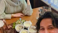 Nah ini juga tanpa ditemani anak-anak, pasangan ini sedang menikmati momen quality time berdua. Uh so sweet! Foto: Instagram @sonnyseptian