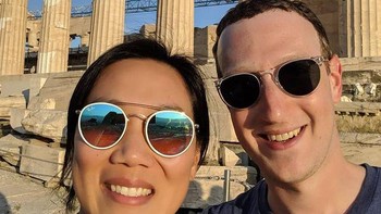 Forbes mencatat kekayaan terkini Mark Zuckerberg USD 74 miliar atau sekitar Rp 1.000 triliun, memang turun jauh dari sebelumnya, tapi tetap begitu banyaknya. Ia menikah dengan kekasihnya yang dipacari Zuck semenjak kuliah di Harvard, Priscilla Chan. Mereka menikah pada tahun 2012. Foto: Instagram 