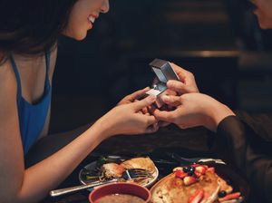 So Sweet! 5 Wanita Ini Dilamar Saat Sedang Makan