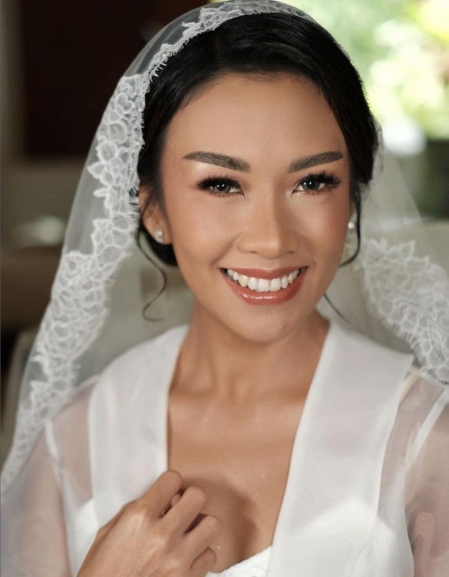 Melanie Putria mempercayakan riasan wajah pada makeup artist Stefany Layata, makeup artist yang berdomisili di Bali. Riasan bergaya nude dengan nuansa kecoklatan. Foto: Instagram