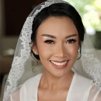 Melanie Putria mempercayakan riasan wajah pada makeup artist Stefany Layata, makeup artist yang berdomisili di Bali. Riasan bergaya nude dengan nuansa kecoklatan. Foto: Instagram