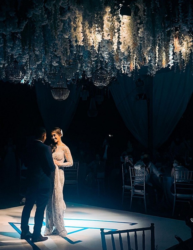 Akad nikah yang digelar pada sore hari dilanjutkan dengan resepsi pada malam harinya. Melanie Putria pun mengganti kebaya putih dengan gaun malam cantik bertabur kristal dan payet. Foto: Instagram