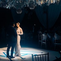 Akad nikah yang digelar pada sore hari dilanjutkan dengan resepsi pada malam harinya. Melanie Putria pun mengganti kebaya putih dengan gaun malam cantik bertabur kristal dan payet. Foto: Instagram