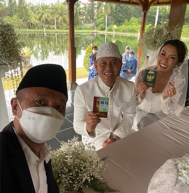 Usai ijab qabul, keduanya pun memamerkan buku nikah. Tampak raut kebahagiaan selalu menghiasi wajah pasangan beda profesi ini. Foto: Instagram