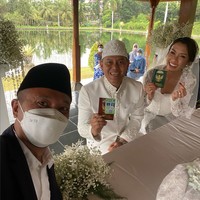 Usai ijab qabul, keduanya pun memamerkan buku nikah. Tampak raut kebahagiaan selalu menghiasi wajah pasangan beda profesi ini. Foto: Instagram