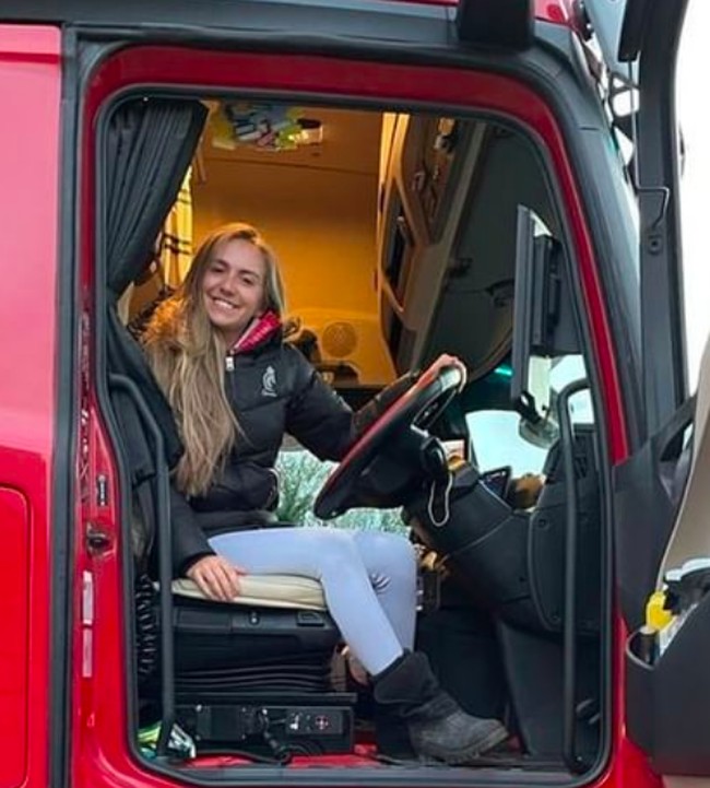 Bukan karena terpaksa, ternyata Milly memang bercita-cita untuk jadi pengendara mobil besar itu sejak dulu. Ia memang berasal dari keluarga yang bekerja mengendari traktor di ladang.Foto: dok. Instagram