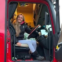 Bukan karena terpaksa, ternyata Milly memang bercita-cita untuk jadi pengendara mobil besar itu sejak dulu. Ia memang berasal dari keluarga yang bekerja mengendari traktor di ladang.Foto: dok. Instagram