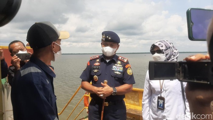 Momen KKP Tangkap Kapal Ilegal di Pulau Rumpat Riau Kementerian KKP menangkap kapal angkut pasir laut ilegal di Pulau Rupat, Bengkalis, Riau. Kapal dengan 10 ABK itu ditangkap saat akan beraktivitas.