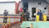 Nakoda Kapal KNB-6, Irwan Syahputra Panjaitan mengatakan kapal baru tiba dari Karimun, Kepulauan Riau. Di mana kapal disewa PT Logomas Utama untuk angkut laut pasir di Pulau Rupat.