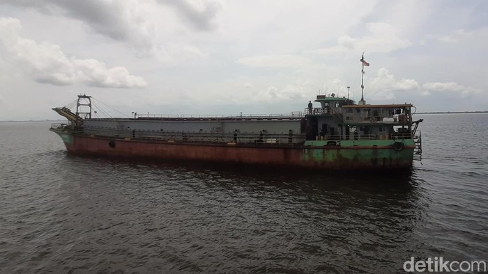 Kementerian KKP menangkap kapal angkut pasir laut ilegal di Pulau Rupat, Bengkalis, Riau. Kapal dengan 10 ABK itu ditangkap saat akan beraktivitas.