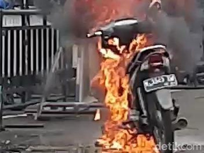 motor terbakar di pasuruan