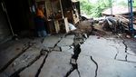Ngerinya Imbas Tanah Bergerak, Jalan Terbelah-Rumah Rusak!