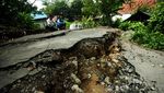 Ngerinya Imbas Tanah Bergerak, Jalan Terbelah-Rumah Rusak!