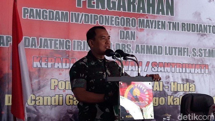 Pangdam IV/Diponegoro Mayjen TNI Rudianto memberikan pengarahan kepada para santri di Ponpes Al Huda Doglo, Boyolali, Senin (14/2/2022).