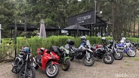 Deretan kendaraan roda dua terparkir di halaman Make It Happen! Pemotor perlu bernyali besar untuk menerobos tanjakan tembok 25 persen guna mencapai Panorama Pabangbon.