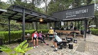 Pesepeda beristirahat seusai menaklukan tanjakan 6 km dengan kemiringan terparah hingga 25 persen. Beberapa pesepeda terpaksa menuntun atau menaikan sepeda ke kendaraan roda empat lantaran tanjakan yang tidak manusiawi.