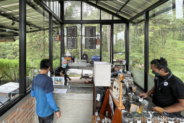 Panorama Pabangbon Di tempat ini, sensasinya tak sekedar kopi dan tempatnya. Melainkan perjalanan yang harus melalui tanjakan hingga gradien 25 persen. Luar binasa !