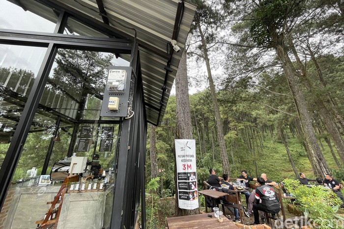 Panorama Pabangbon Di tempat ini, sensasinya tak sekedar kopi dan tempatnya. Melainkan perjalanan yang harus melalui tanjakan hingga gradien 25 persen. Luar binasa !
