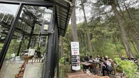 Para pengunjung menikmati kopi di tengah hutan pinus, di Make It Happen, Pabangbon, Bogor, akhir pekan kemarin. Untuk menuju ke sini, siapapun harus melalui tanjakan parah sepanjang 6 km terakhir. Tanjakan mulai dari gradien 5 persen hingga maksimal 25 persen. Benar-benar super pedas.