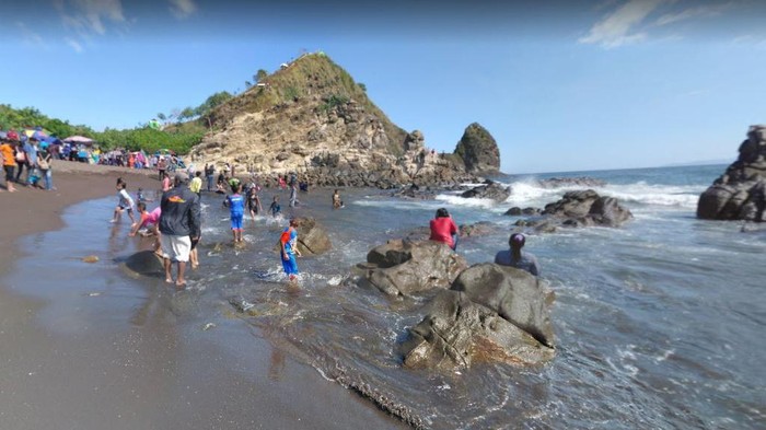 Sebanyak 23 orang tergulung ombak saat melakukan ritual di pantai Payangan, Desa Sumberejo, Kecamatan Ambulu. Peristiwa itu mengakibatkan 11 orang tewas.