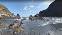 Pantai Payangan merupakan pantai yang memiliki banyak bebatuan di dasar pantainya.