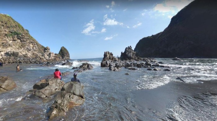 Sebanyak 23 orang tergulung ombak saat melakukan ritual di pantai Payangan, Desa Sumberejo, Kecamatan Ambulu. Peristiwa itu mengakibatkan 11 orang tewas.