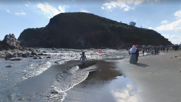 Sebanyak 23 orang tergulung ombak saat melakukan ritual di pantai Payangan, Desa Sumberejo, Kecamatan Ambulu. Peristiwa itu mengakibatkan 11 orang tewas.