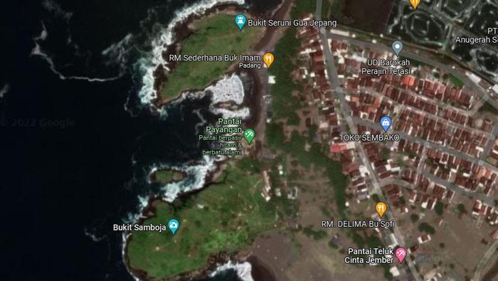 Sebanyak 23 orang tergulung ombak saat melakukan ritual di pantai Payangan, Desa Sumberejo, Kecamatan Ambulu. Peristiwa itu mengakibatkan 11 orang tewas.