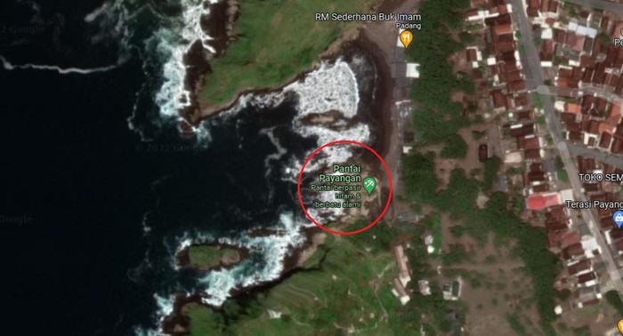 Sebanyak 23 orang tergulung ombak saat melakukan ritual di pantai Payangan, Desa Sumberejo, Kecamatan Ambulu. Peristiwa itu mengakibatkan 11 orang tewas.
