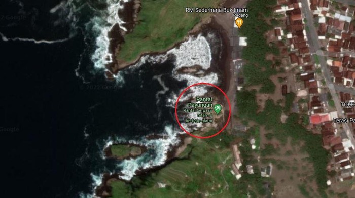 Pantai Payangan, Lokasi Ritual Maut di Jember Sebanyak 23 orang tergulung ombak saat melakukan ritual di pantai Payangan, Desa Sumberejo, Kecamatan Ambulu. Peristiwa itu mengakibatkan 11 orang tewas.