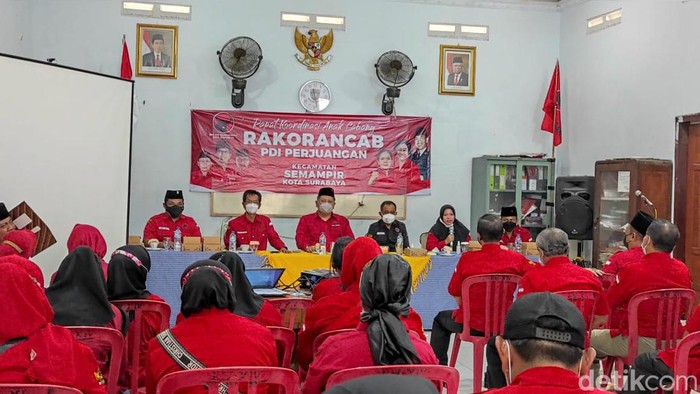 PDIP Surabaya menggelar rapat maraton di 31 kecamatan. Rapat koordinasi anak cabang (Rakor Ancab) ini untuk menyolidkan barisan dan menata langkah hingga akar rumput, dalam menyongsong Pemilu 2024.