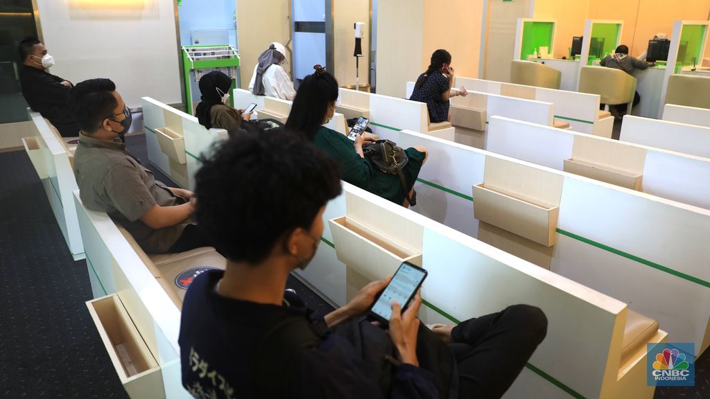 Suasana pelayanan kantor BPJS Ketenagakerjaan cabang Jakarta Sudirman di Jl. Jenderal Sudirman, Jakarta, Senin (14/2/2022). Peraturan Menteri Ketenagakerjaan yang baru membuat dana Jaminan Hari Tua (JHT) BPJS Ketenagakerjaan hanya dapat dicairkan jika peserta berusia 56 Tahun.  (CNBC Indonesia/ Muhammad Sabki)