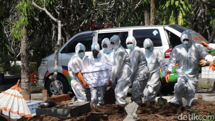 Pemakaman dengan standar protokol kesehatan COVID-19 di Boyolali.
