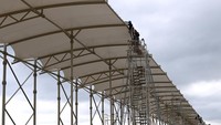 Pekerja menyelesaikan pembangunan tribun penonton jelang penyelenggaraan balapan MotoGP 2022 di Pertamina Mandalika International Street Circuit, Lombok Tengah, Nusa Tenggara Barat, Minggu (13/2/2022).